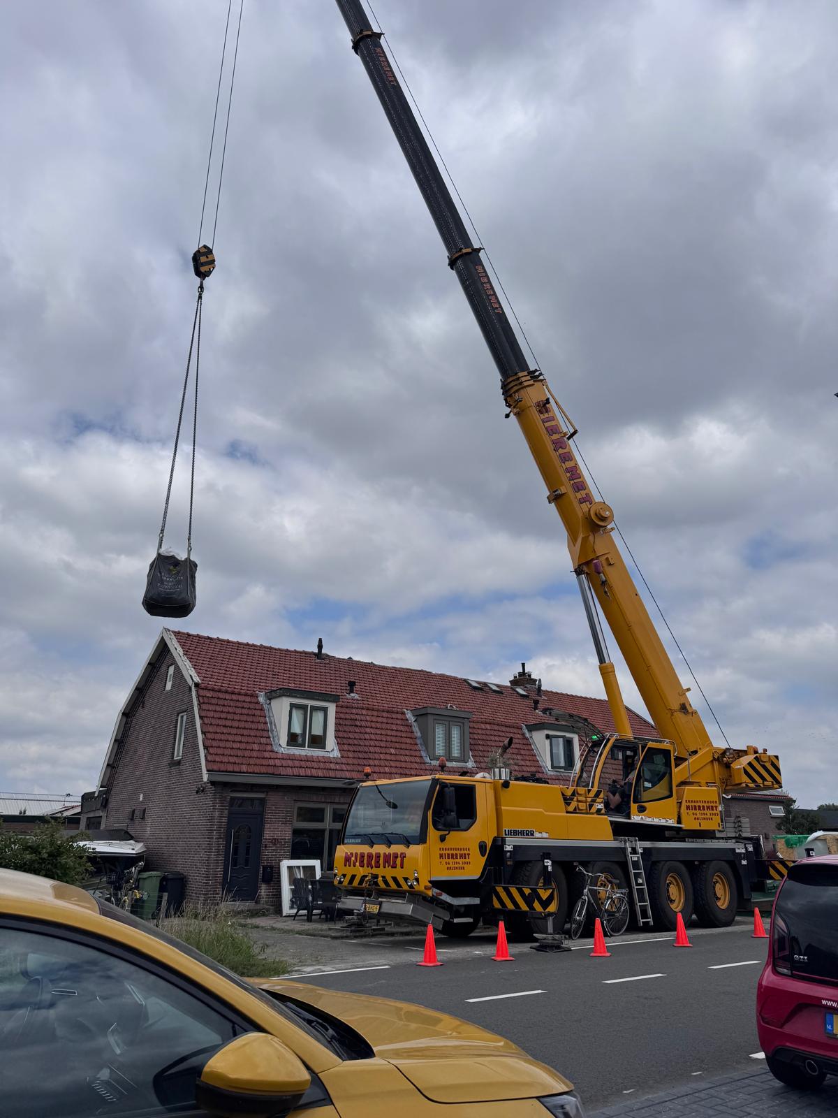 Kraanwerk tijdens dakopbouw van twee woningen in Aalsmeer