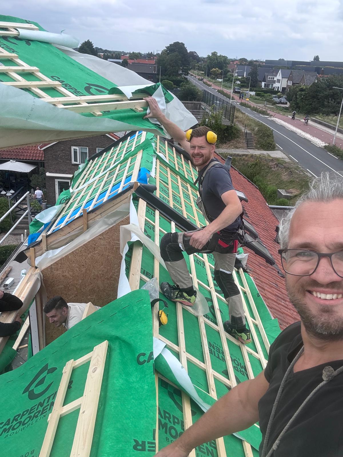 Opbouw van de nieuwe dakconstructie in Aalsmeer
