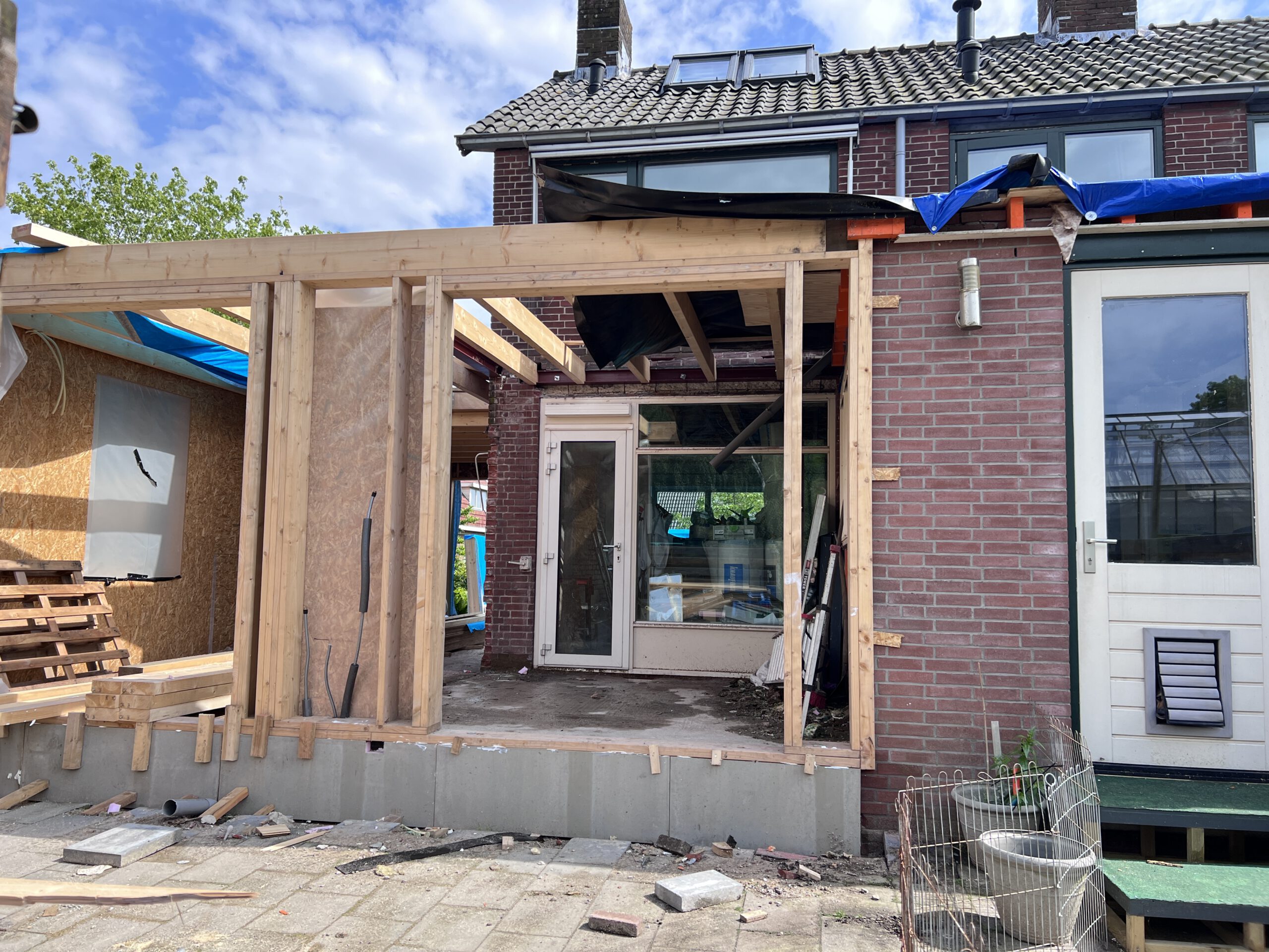 Constructie van de nieuwe aanbouw aan de bestaande woning