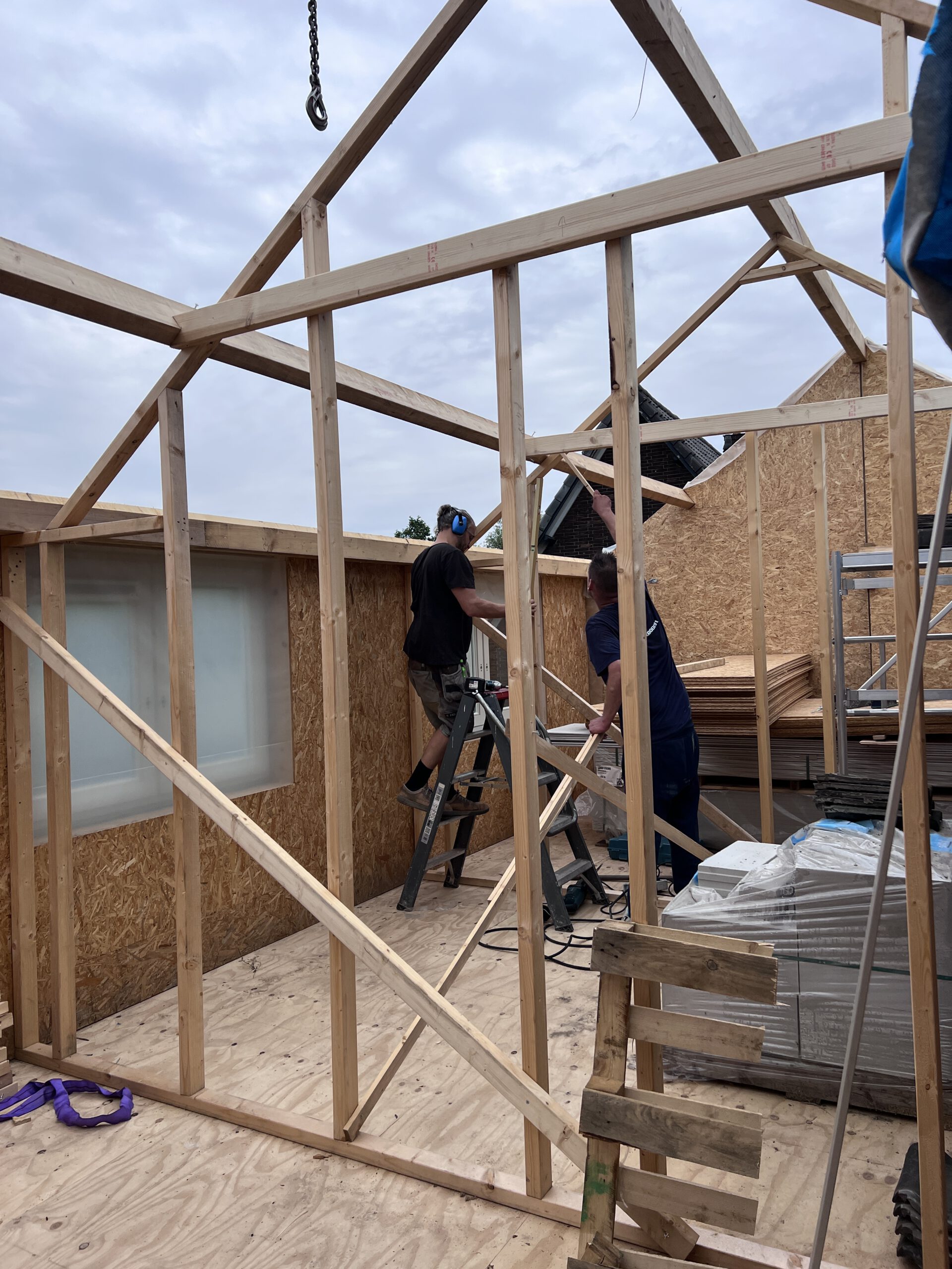 Houten draagconstructie tijdens de aanbouw