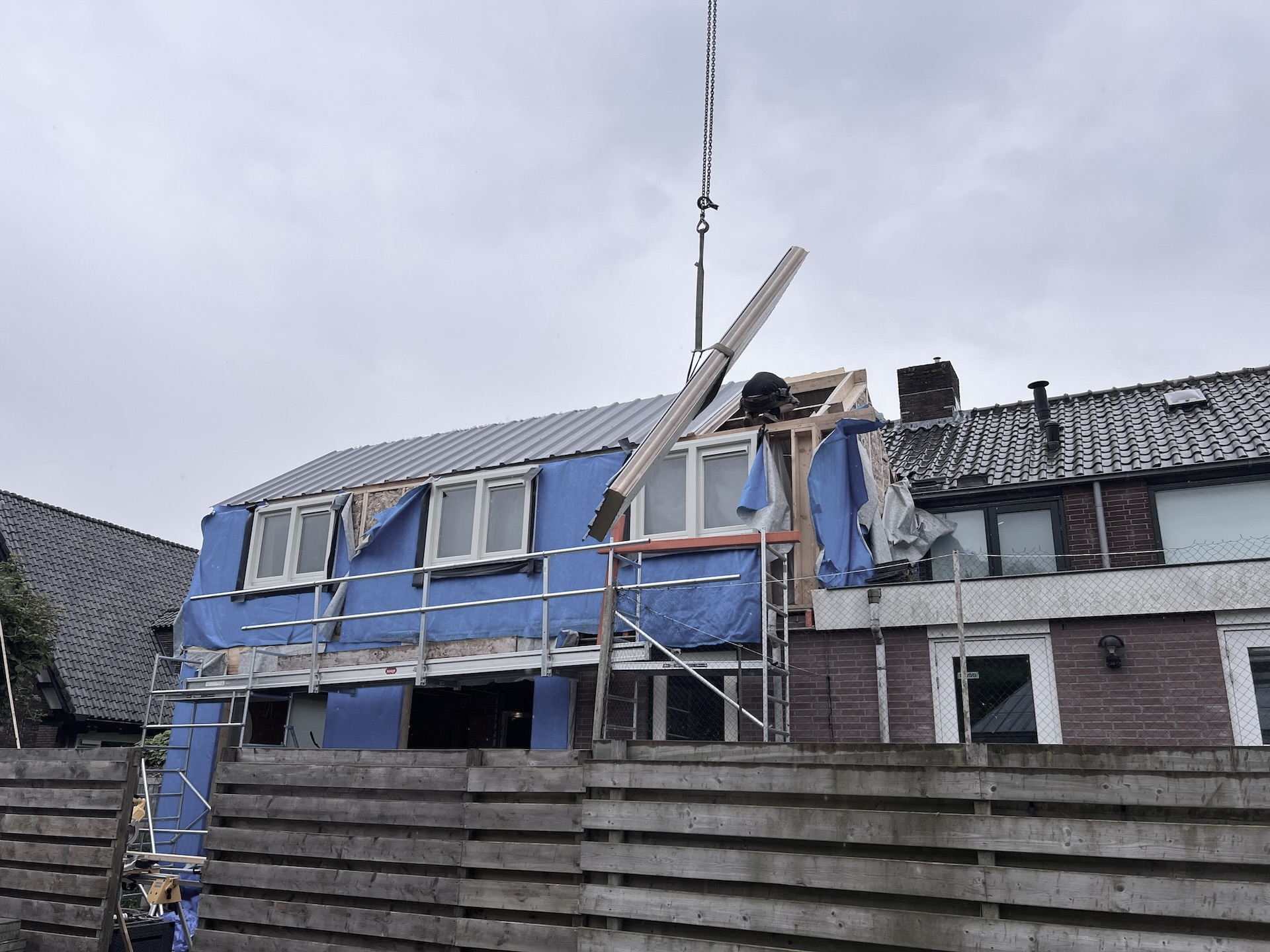 Bouw van de dakopbouw tijdens woninguitbreiding in Aalsmeer