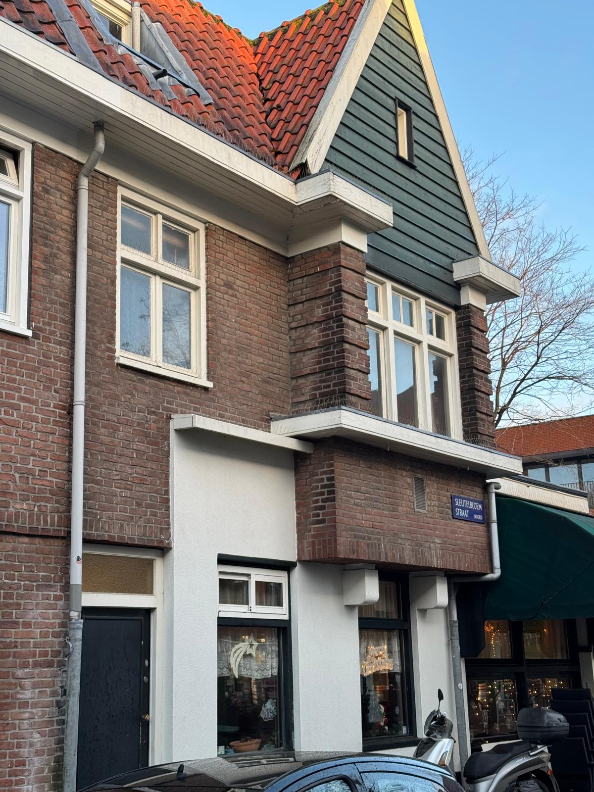 Woning tijdens gevelrenovatie in Amsterdam